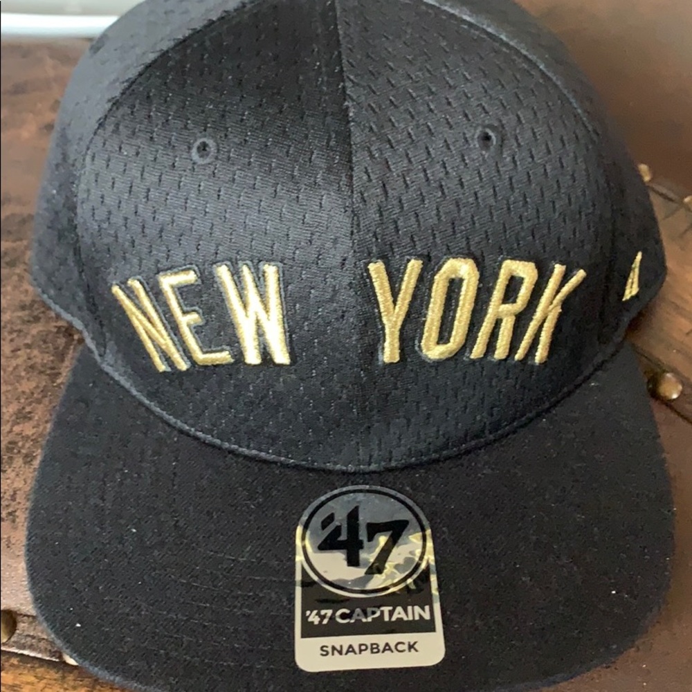 Black and gold New York snapback